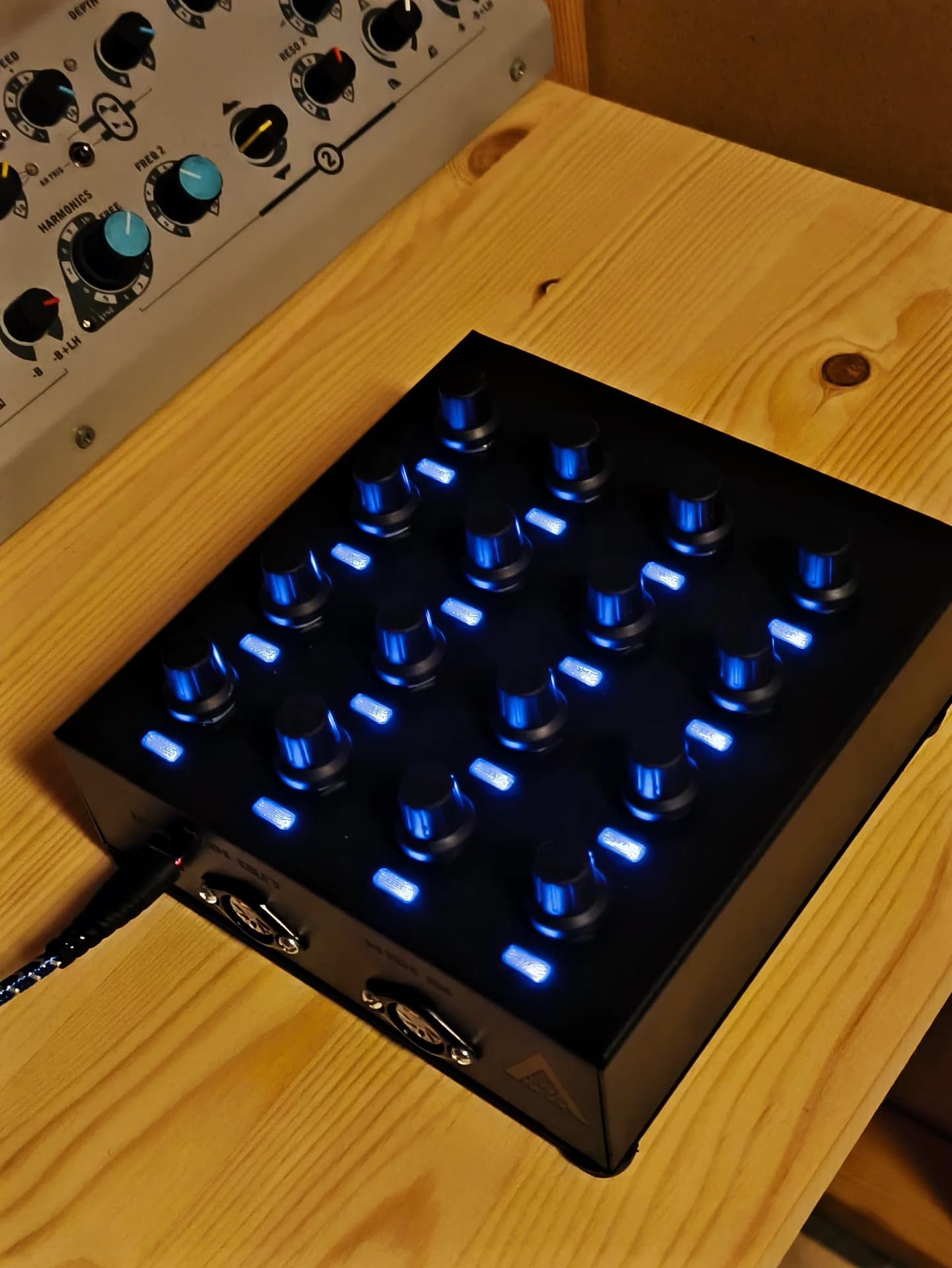 LiviControl LC16E MIDI controller — detail